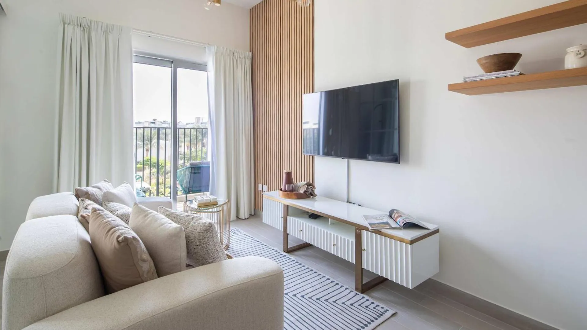 Frank Porter - Golf Vile Dubai Apartment